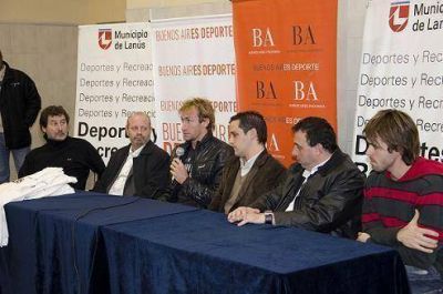 MEOLANS Y OTERO BRINDARON UNA CL�NICA DE NATACI�N A ALUMNOS DE LAN�S
