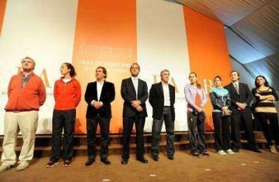 Scioli, junto a De la Torre y Las Leonas en La Plata