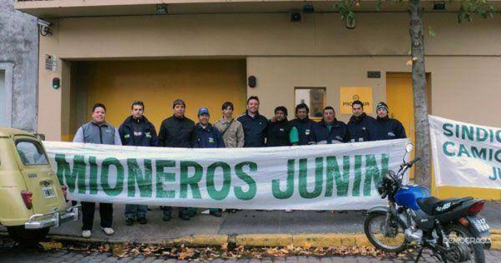 Por la huelga de los camioneros, escasea el dinero en los cajeros y bancos de Jun�n