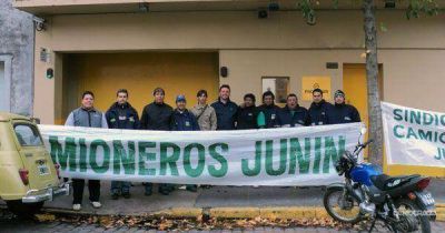 Por la huelga de los camioneros, escasea el dinero en los cajeros y bancos de Jun�n