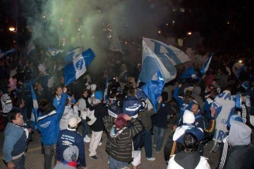 �Alva� ti�� Mar del Plata de azul y blanco