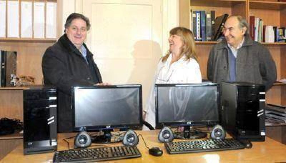 Collia entreg� equipamiento en el HIGA y convoc� a vacunarse