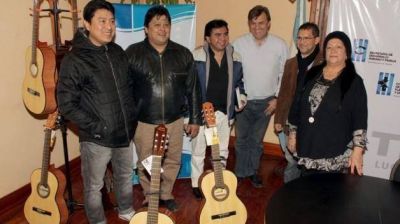 El intendente entreg� guitarras destinadas a los talleres municipales