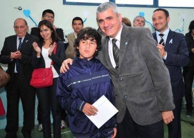Escuela Camino del Peregrino: El Gobierno entreg� las estampillas �Ahorro Para Mi Futuro�