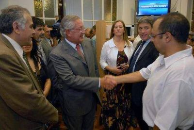 Fellner y la remodelada sala de periodistas en el Congreso 