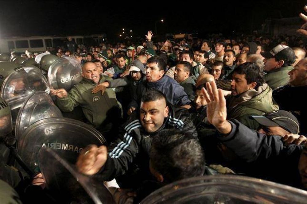 Paro de camioneros en todo el pa�s tras choques con la Gendarmer�a
