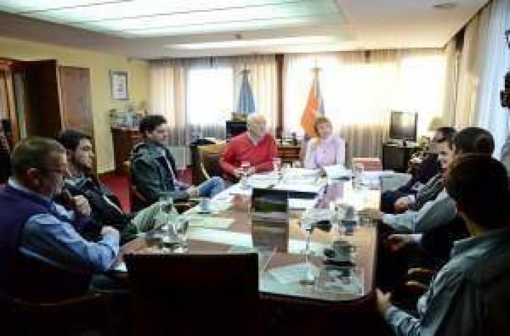 La Gobernadora felicit� a la compa��a Campana Barletta por su desempe�o en Festival Nacional de Teatro