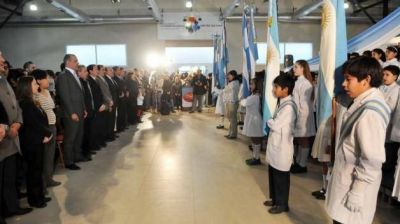 Buzzi presidi� el acto de promesa a la bandera en Comodoro Rivadavia