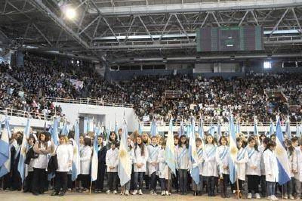 M�s de 10 mil personas asistieron al acto oficial por el D�a de la Bandera