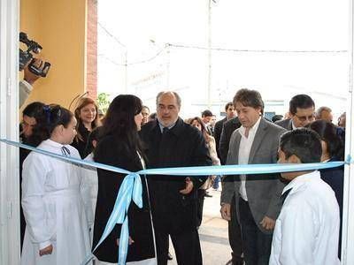 El gobierno entreg� 50 viviendas e inaugur� una escuela primaria