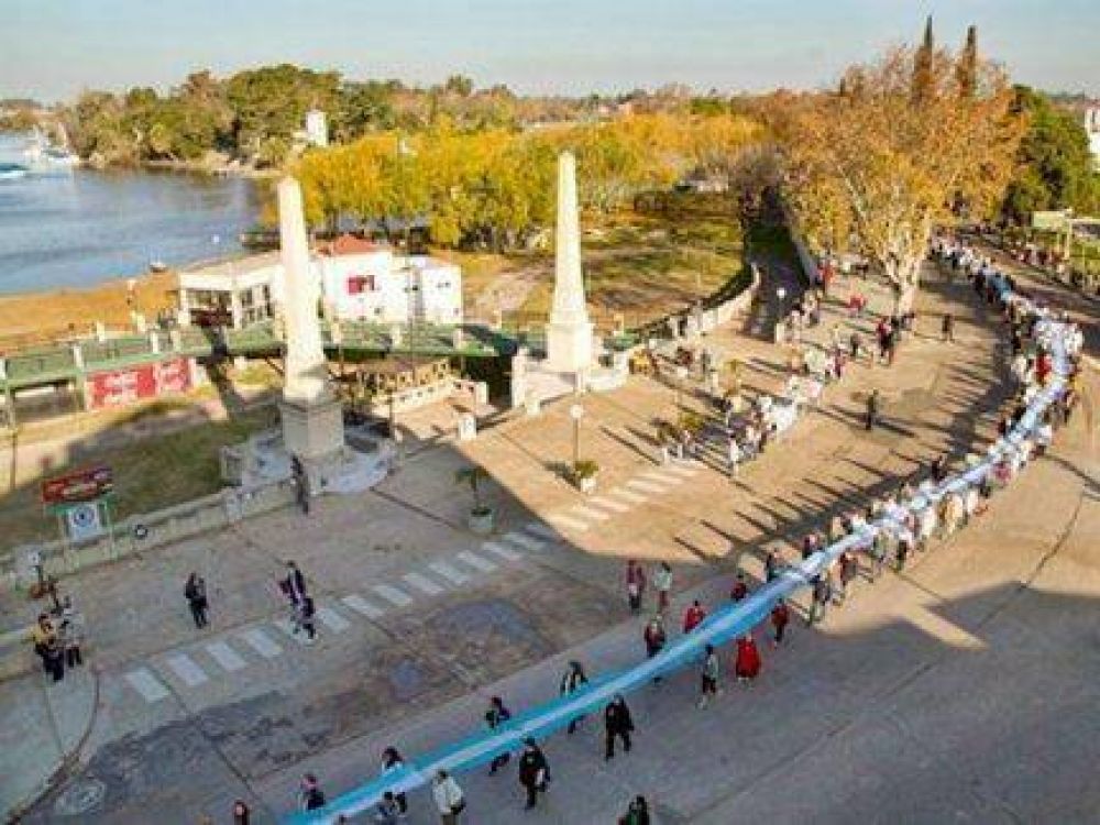 Con la Bandera m�s larga de su historia, Gualeguaych� record� a Manuel Belgrano