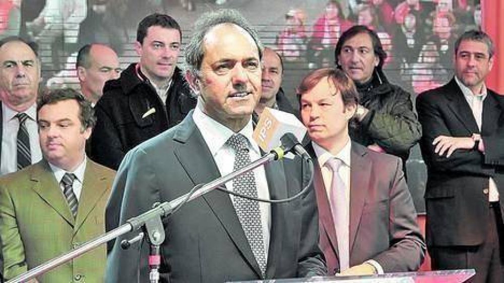 Scioli volvi� de Italia y no respondi� las cr�ticas del kirchnerismo duro
