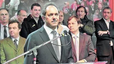 Scioli volvi� de Italia y no respondi� las cr�ticas del kirchnerismo duro