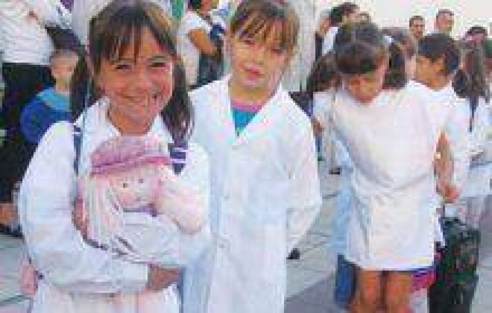 Trescientos ni�os reciben asistencia escolar gratuita en R�o Grande. 