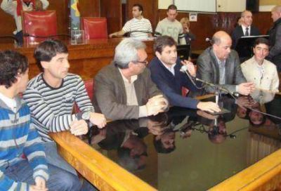 El Concejo Deliberante reconoci� a Alvarado por el ascenso y sus 84 a�os de vida