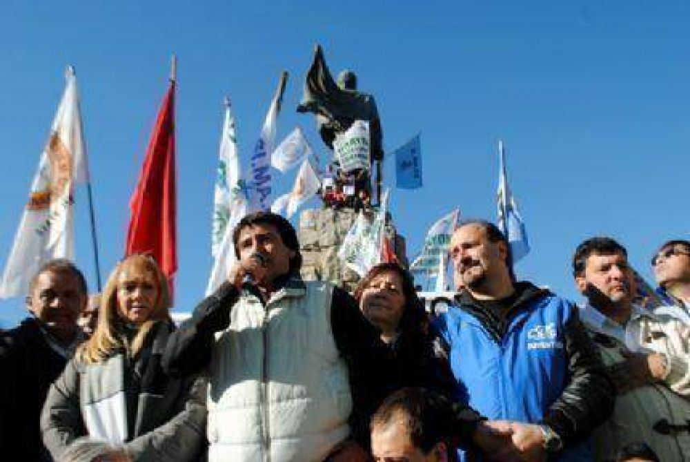 Pedro Fern�ndez y un fuerte espaldarazo al Simape: �El Puerto no est� s�lo, estamos todos con ustedes�
