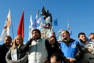 Pedro Fern�ndez y un fuerte espaldarazo al Simape: �El Puerto no est� s�lo, estamos todos con ustedes�