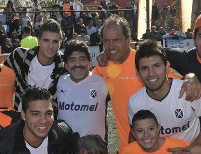 Daniel Scioli volvi� a jugar al futsal junto a Maradona, Ag�ero y Lamela