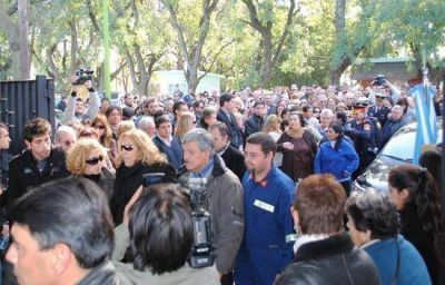 Un pueblo acongojado despidi� a Jorge R. Varela y lo acompa�� hasta su �ltima morada