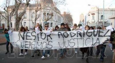 Familiares de los polic�as detenidos marcharon a favor de su liberaci�n