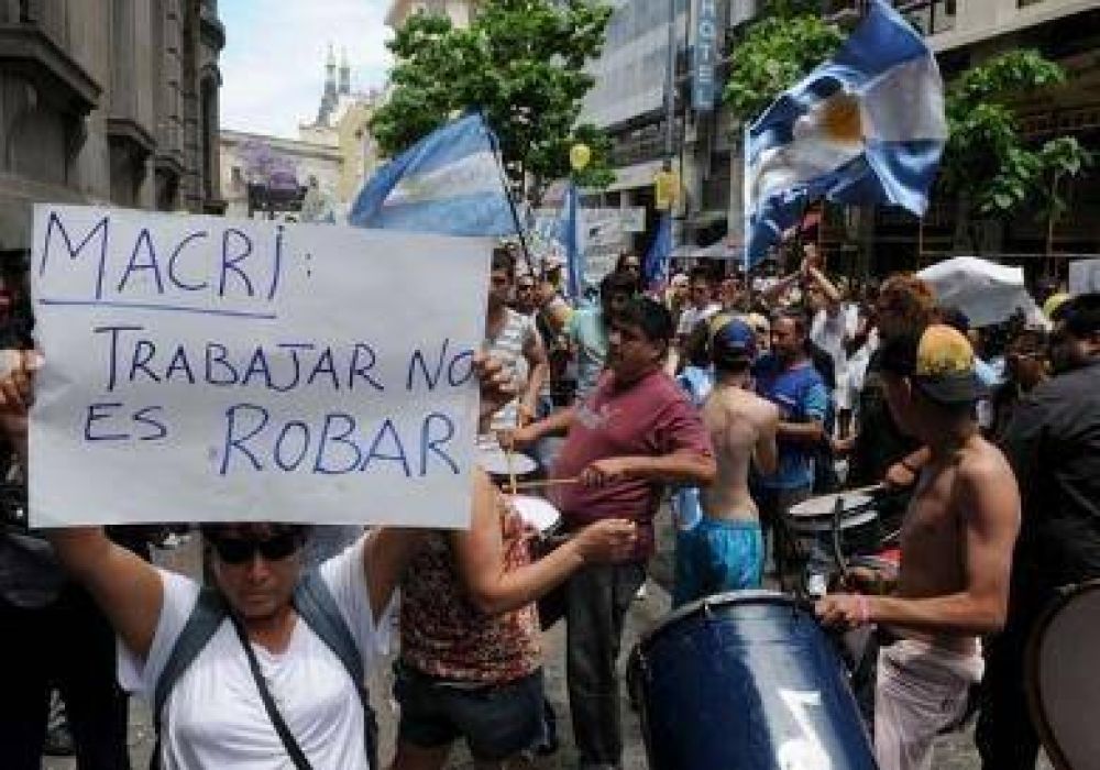 Artesanos se resisten a ser desalojados del centro porte�o