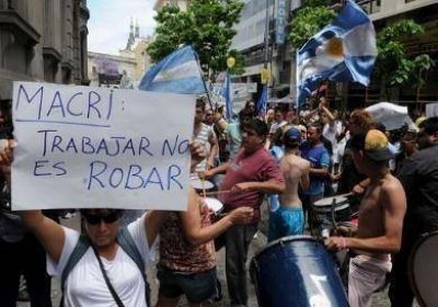 Artesanos se resisten a ser desalojados del centro porte�o