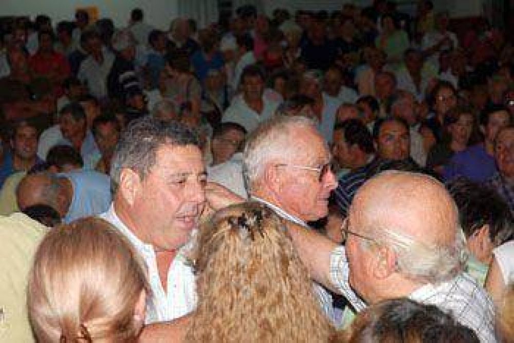 Multitudinaria asamblea de productores con De Angeli-