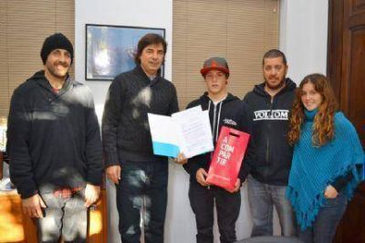 El surfista Felipe Su�rez fue declarado �Embajador Tur�stico� por el EMTur