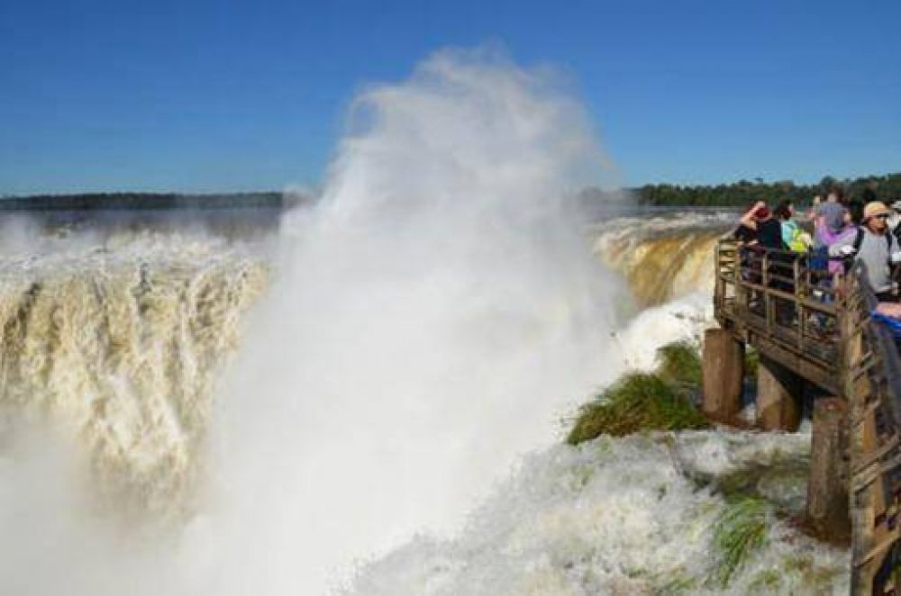 Las Cataratas est�n imponentes gracias al inmenso caudal de agua