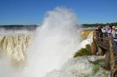 Las Cataratas est�n imponentes gracias al inmenso caudal de agua