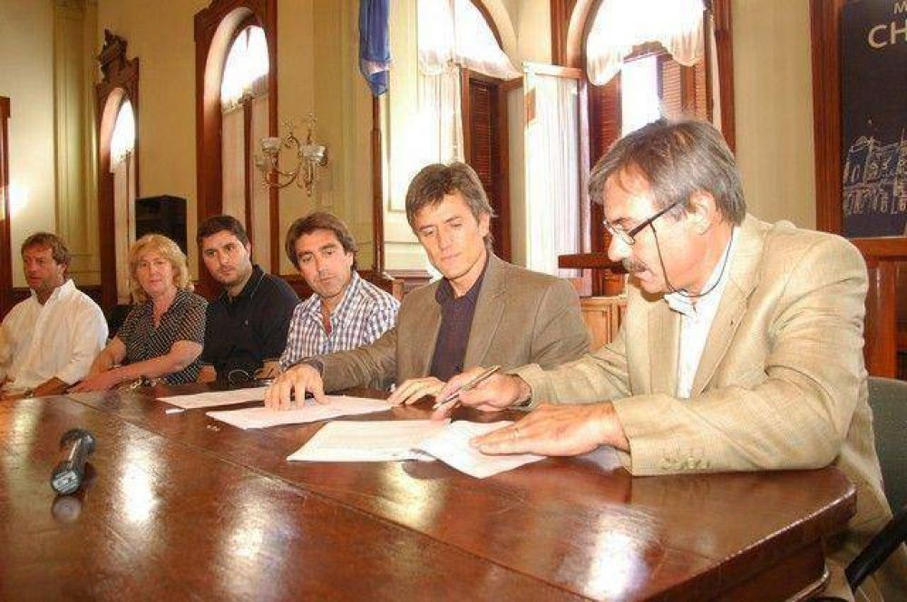 El intendente firm� el convenio con la Universidad Tecnol�gica Nacional.