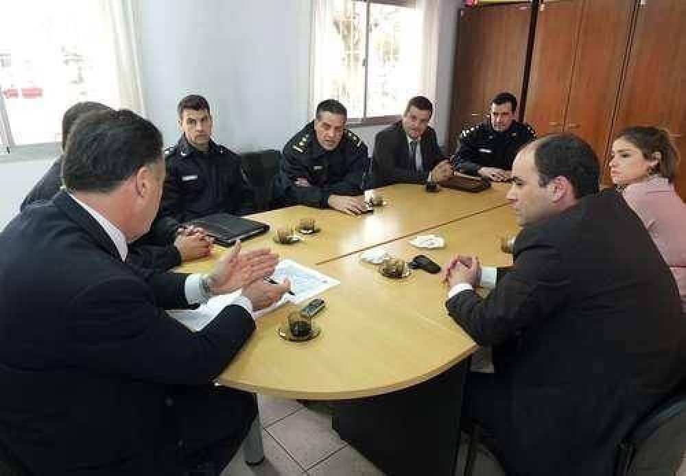 FUNCIONARIOS MUNICIPALES Y POLICIALES ANTUVIERON UNA REUNI�N DE TRABAJO