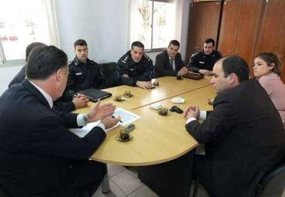 FUNCIONARIOS MUNICIPALES Y POLICIALES ANTUVIERON UNA REUNI�N DE TRABAJO