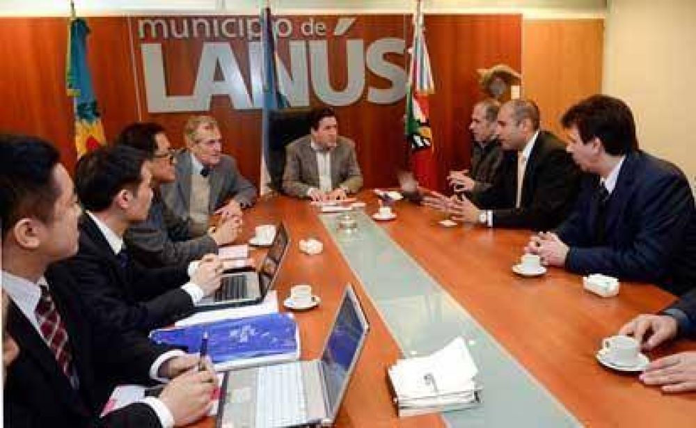 El intendente de Lan�s se reuni� con representantes de la firma japonesa Nec, l�der en sistemas de seguridad
