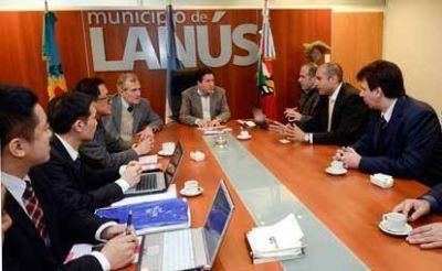 El intendente de Lan�s se reuni� con representantes de la firma japonesa Nec, l�der en sistemas de seguridad