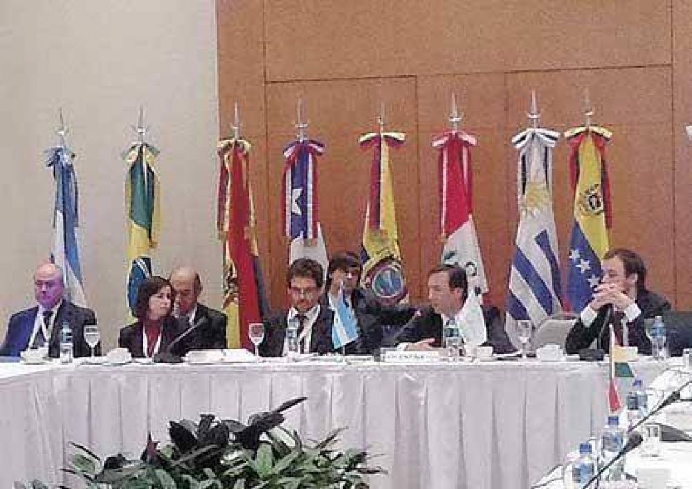 Unidos hacia afuera, abiertos adentro