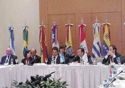 Unidos hacia afuera, abiertos adentro