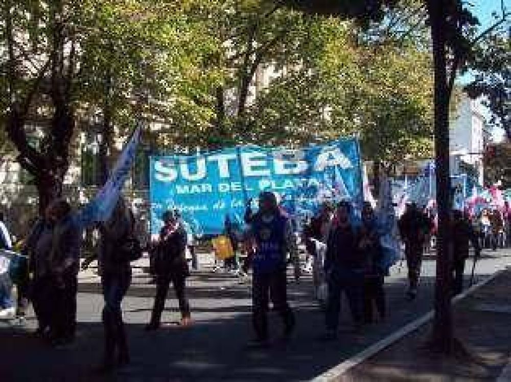 La Provincia pagar� el aguinaldo en cuatro cuotas y gremios docente amenazan con paros