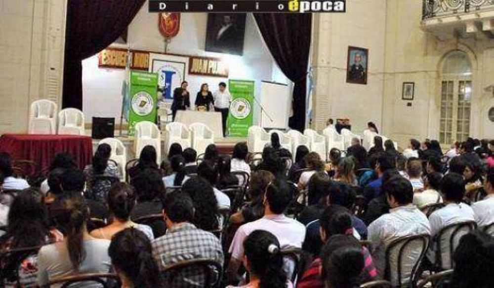 Vaz Torres defiende la toma de cr�dito hasta en las escuelas