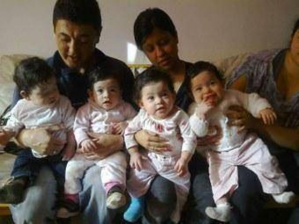 Las cuatrillizas Landaburo cumplen un a�o