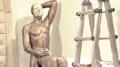 Esc�ndalo en Italia por una estatua de Berlusconi