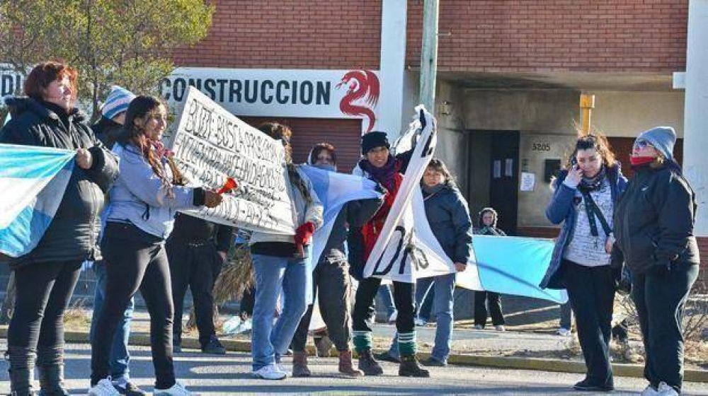 Petroleros presionan para volver al yacimiento