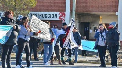 Petroleros presionan para volver al yacimiento
