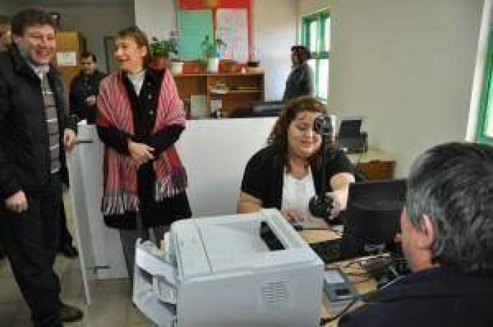 La Gobernadora R�os recorri� la nueva delegaci�n del Registro Civil de la Margen Sur