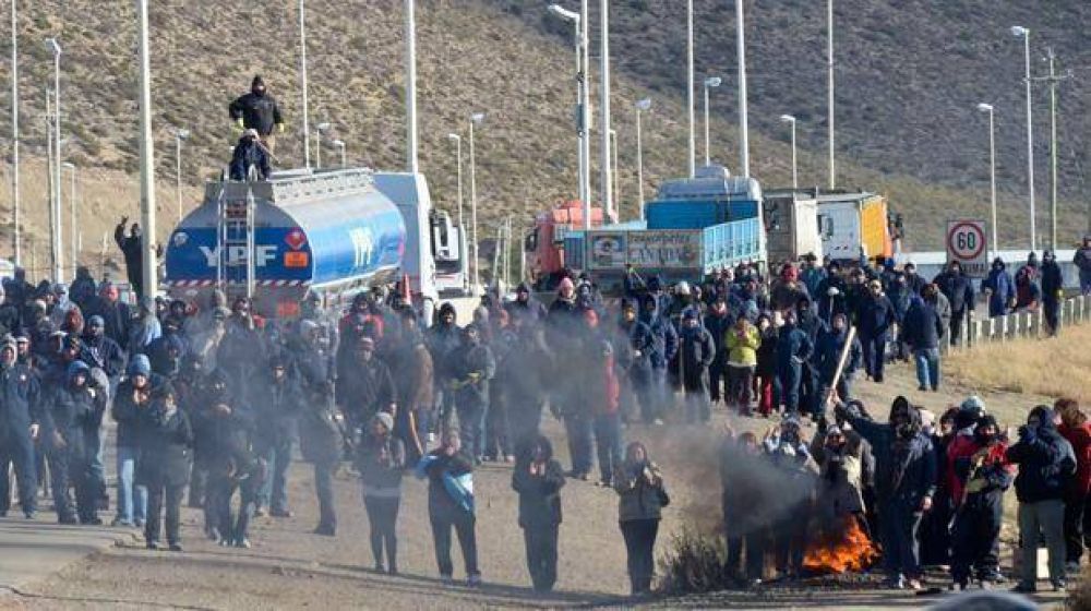 Petroleros de base y jer�rquicos aguardan que se libere la ruta