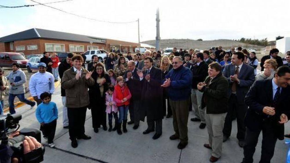 El vicegobernador Mac Karthy puso en funciones al personal del hospital rural de Gaiman