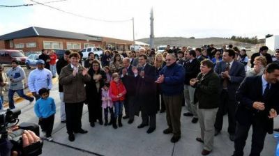 El vicegobernador Mac Karthy puso en funciones al personal del hospital rural de Gaiman