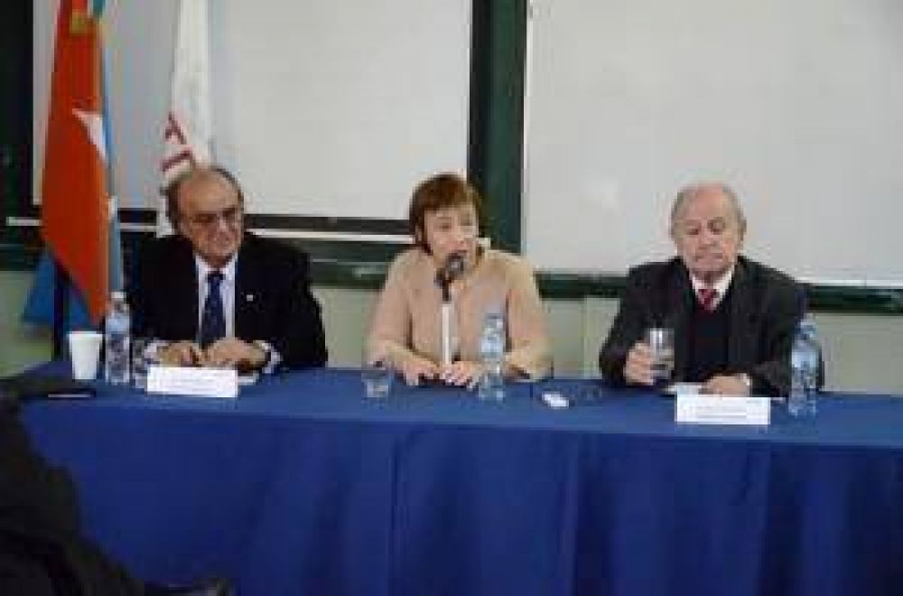 La Gobernadora particip� de panel organizado por la Universidad Nacional de Tierra del Fuego