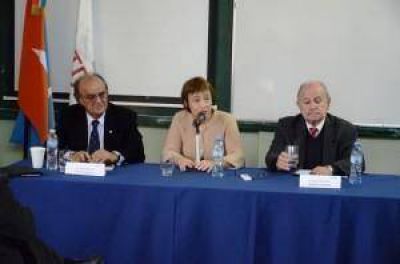La Gobernadora particip� de panel organizado por la Universidad Nacional de Tierra del Fuego