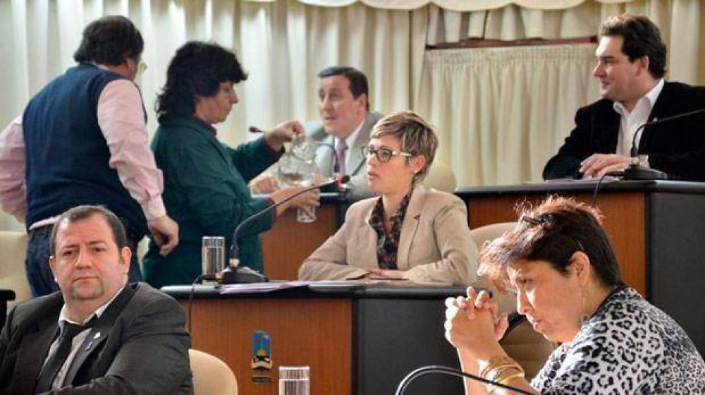 Todas las bancadas del Concejo quieren revisar el contrato de PAE